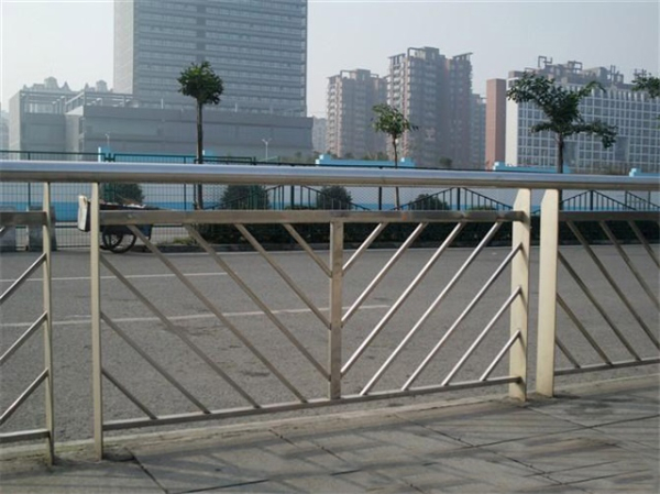 不（bú）鏽（xiù）鋼防（fáng）撞護欄